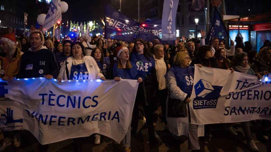 Centenars de tècnics sanitaris es manifesten a Barcelona