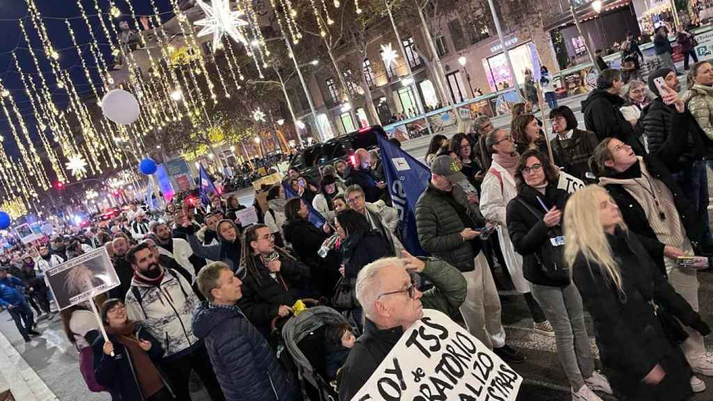 Manifestació de Tècnics Sanitaris, al seu pas per passeig de Gràcia
