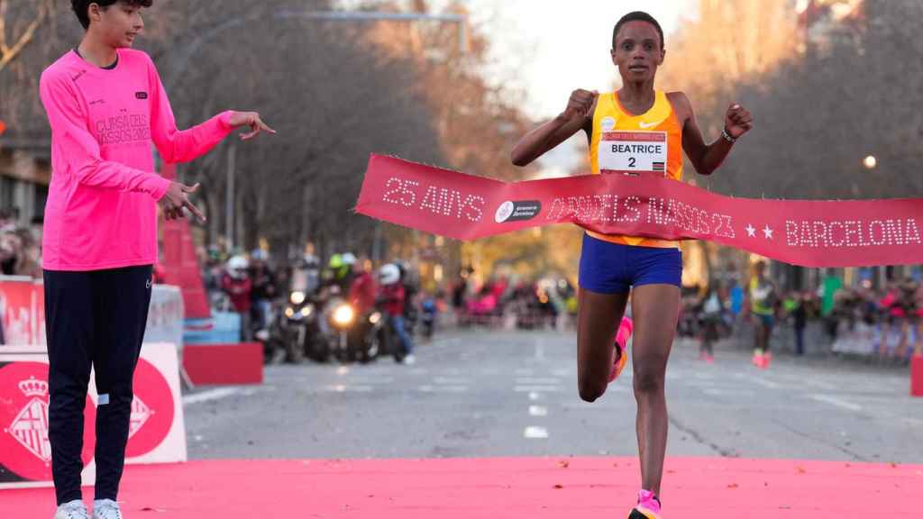 La corredora keniana Beatice Chebet vence y bate el récord del mundo de los 5 kilómetros en ruta durante la popular Cursa dels Nassos de Barcelona