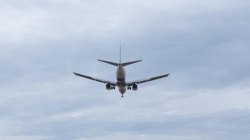 Un avión sobrevolando Castelldefels