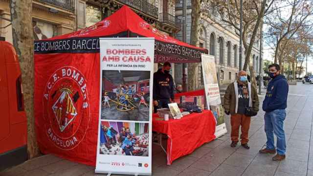 Carpa solidaria de Bombers de Barcelona en Portal de l'Àngel