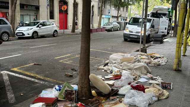 Suciedad en la superilla de Sant Antoni
