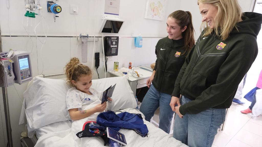Fridolina Rolfö y Bruna Vilamala, de visita en el Hospital HM Nens
