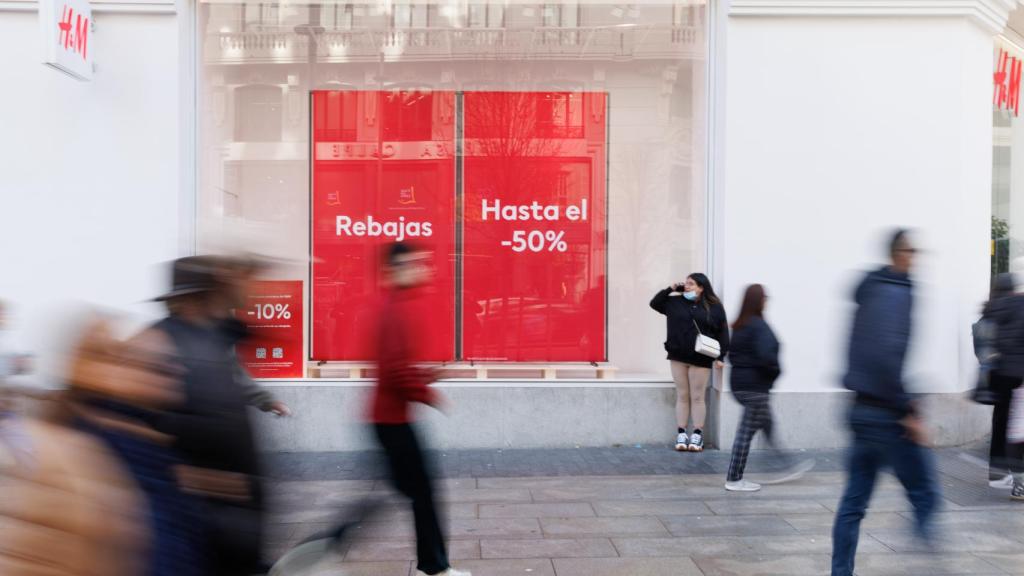Carteles de rebajas en una tienda de H&M