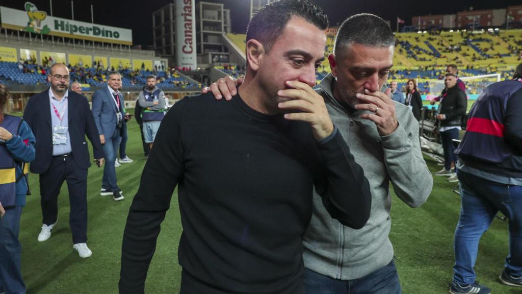 Xavi y García Pimienta se saludan antes del partido