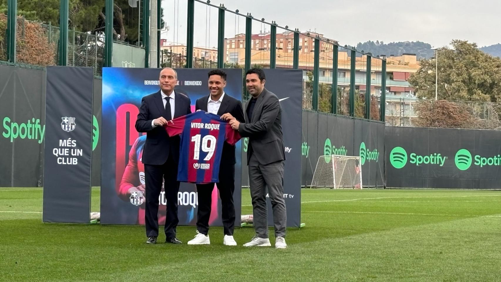 Vitor Roque, con Rafa Yuste y Deco