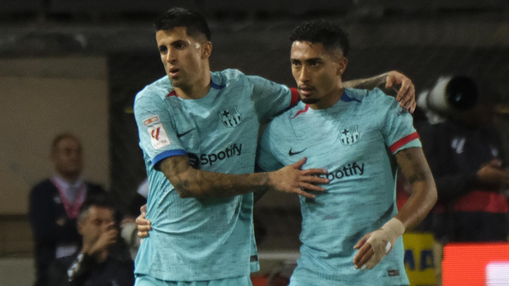 Cancelo se retira del campo, acompañado por Raphinha, en Las Palmas