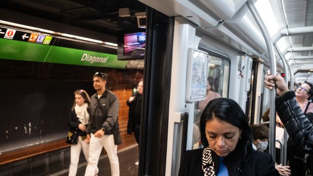 Pasajeros en el metro de Barcelona