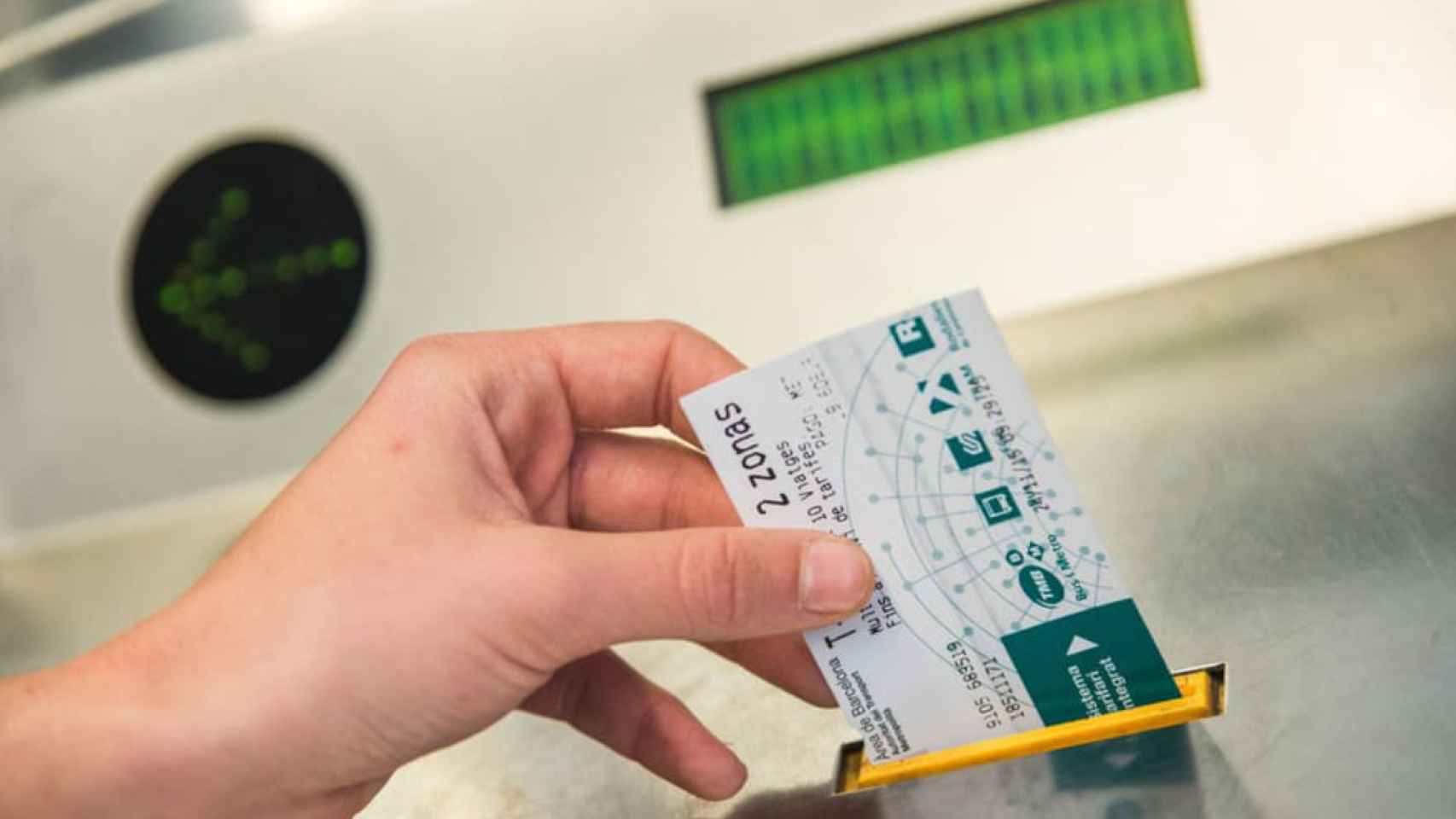Llega el adiós definitivo a las tarjetas de cartón del metro de Barcelona: nuevo billete en la T-Mobilitat y nueva forma de validación
