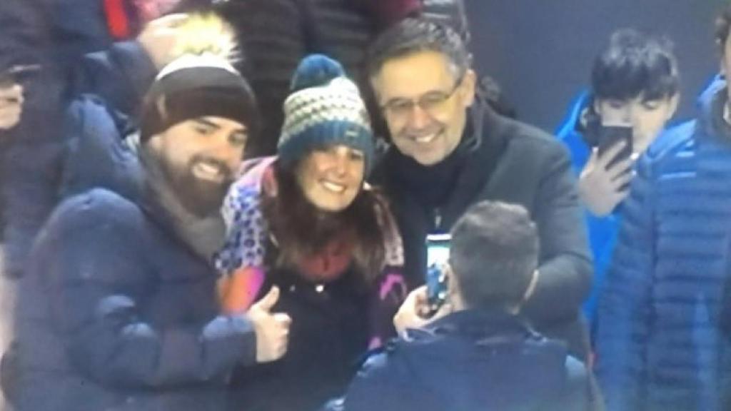 Bartomeu se toma una foto con unos aficionados del Barça en Barbastro