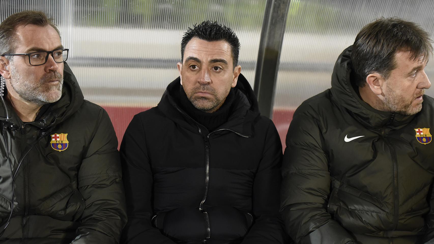 Xavi, junto a sus asistentes técnicos, en el duelo entre Barbastro y Barça