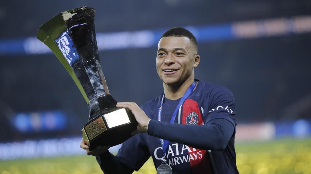 Mbappé sostiene el trofeo de la Supercopa de Francia