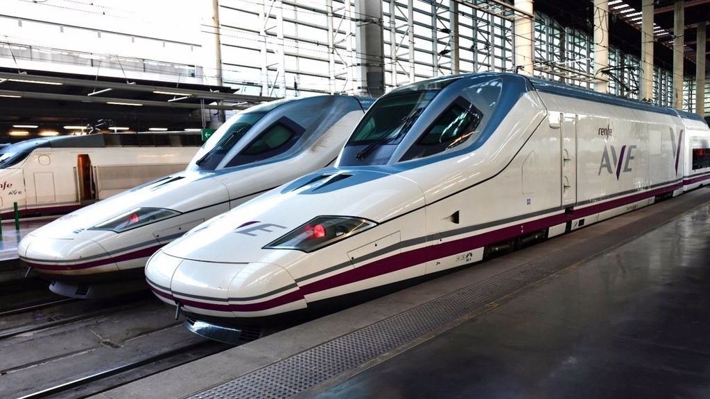 Varios trenes AVE detenidos en una estación en una imagen de archivo