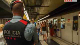 Un agente de los Mossos d'Esquadra en el metro de Barcelona
