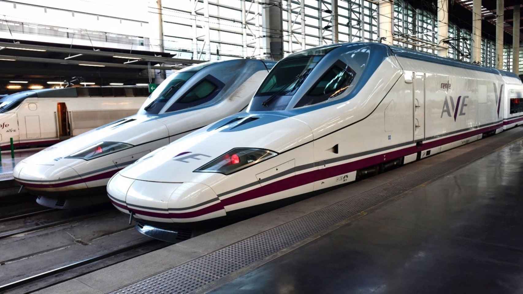 Varios trenes AVE detenidos en una estación en una imagen de archivo