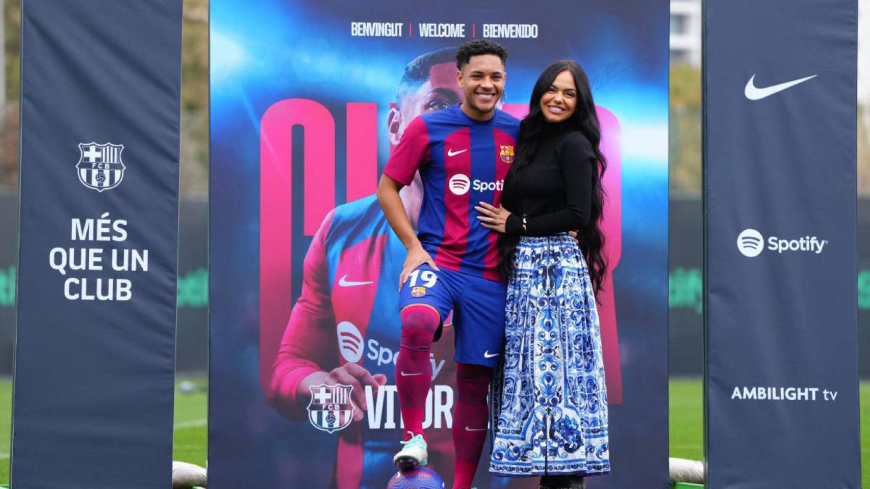 Vitor Roque y Dayana Lins, durante la presentación del brasileño con el Barça