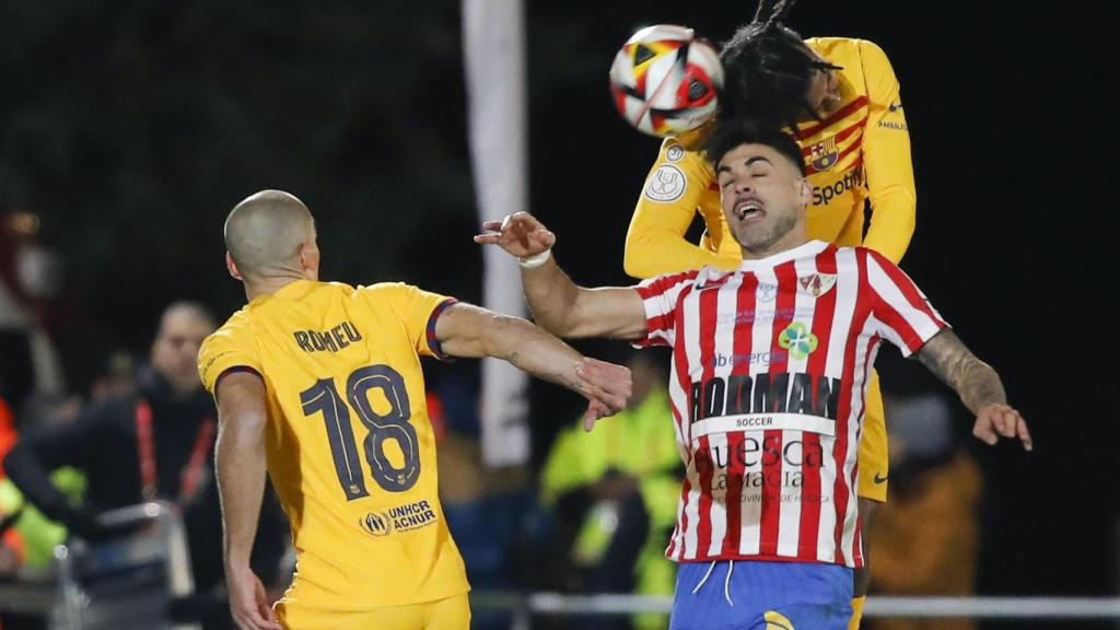Jules Koundé y Oriol Romeu, durante el partido contra el Barbastro