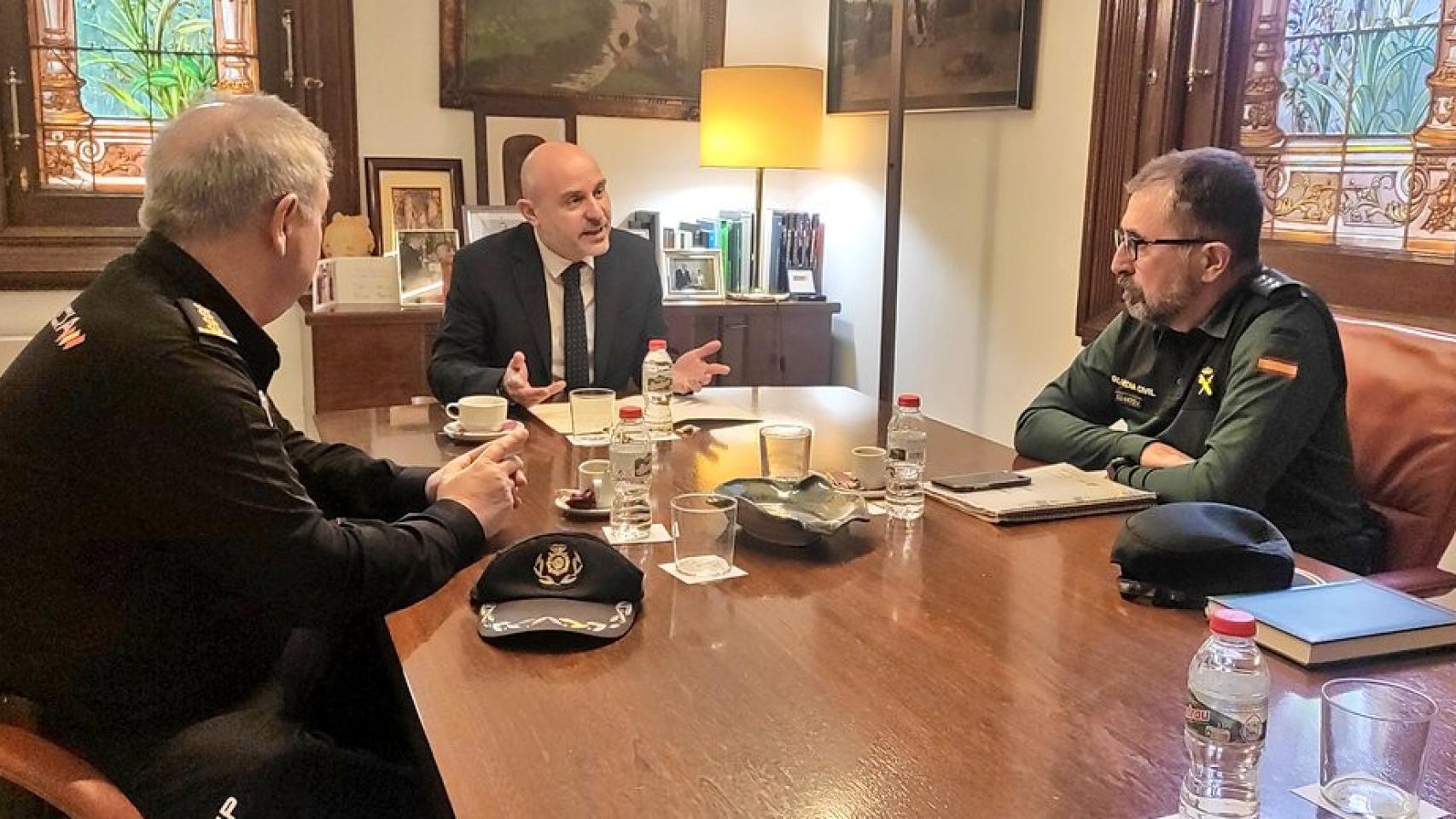 Carlos Prieto (c), delegado del Gobierno, con el CNP y la Guardia Civil