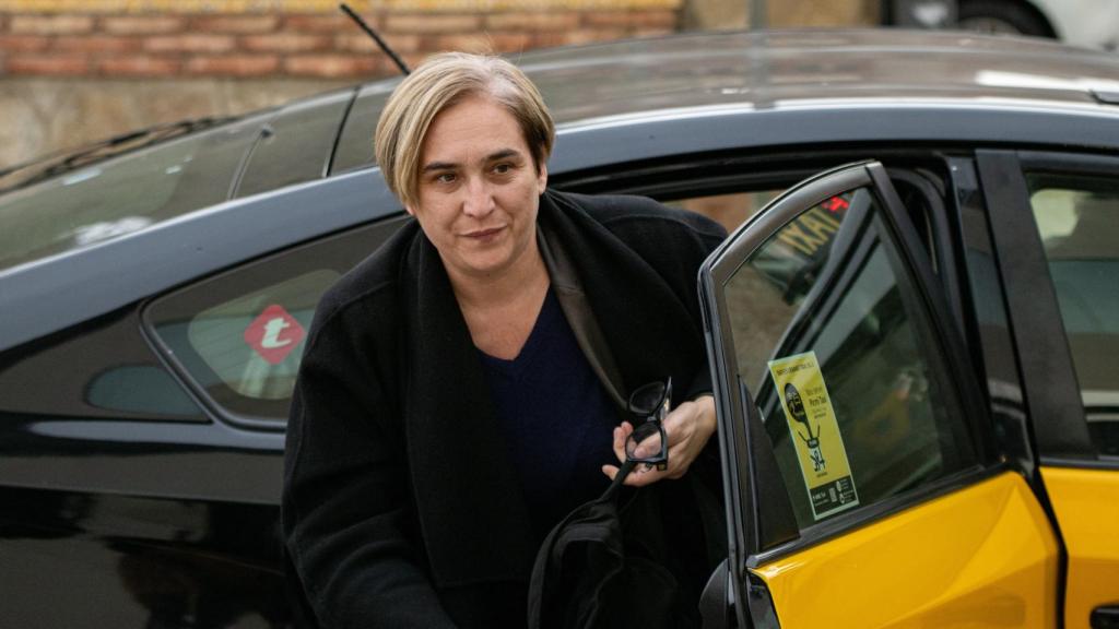 Ada Colau, exalcaldesa de Barcelona, sale de un taxi