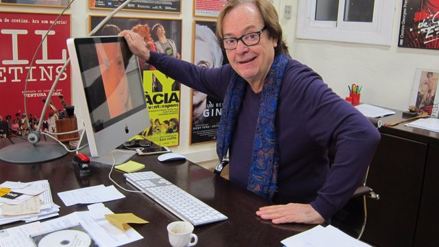El cineasta barcelonés Ventura Pons en su despacho