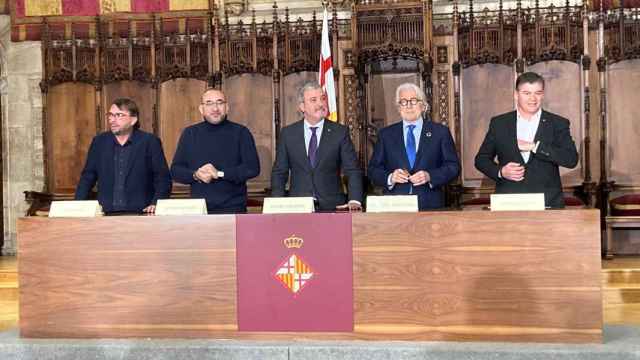 Collboni, representantes sindicales y empresariales firmando el acuerdo para la Taula de Diàleg Social en Barcelona