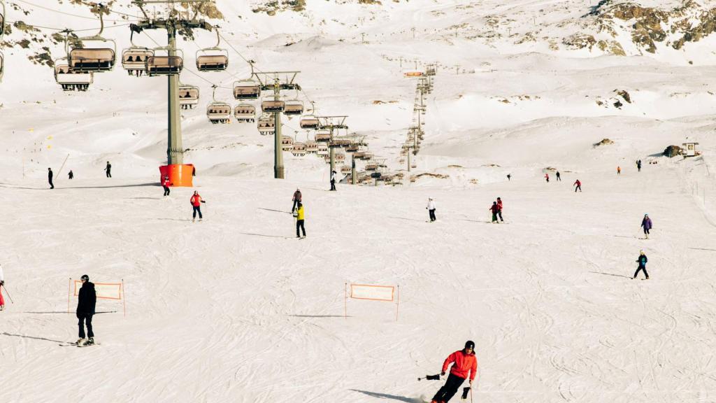 Gente esquiando en la nieve