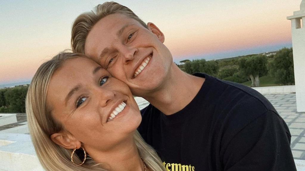 Mikky Kiemeney, junto a Frenkie de Jong, en su casa ubicada en Barcelona