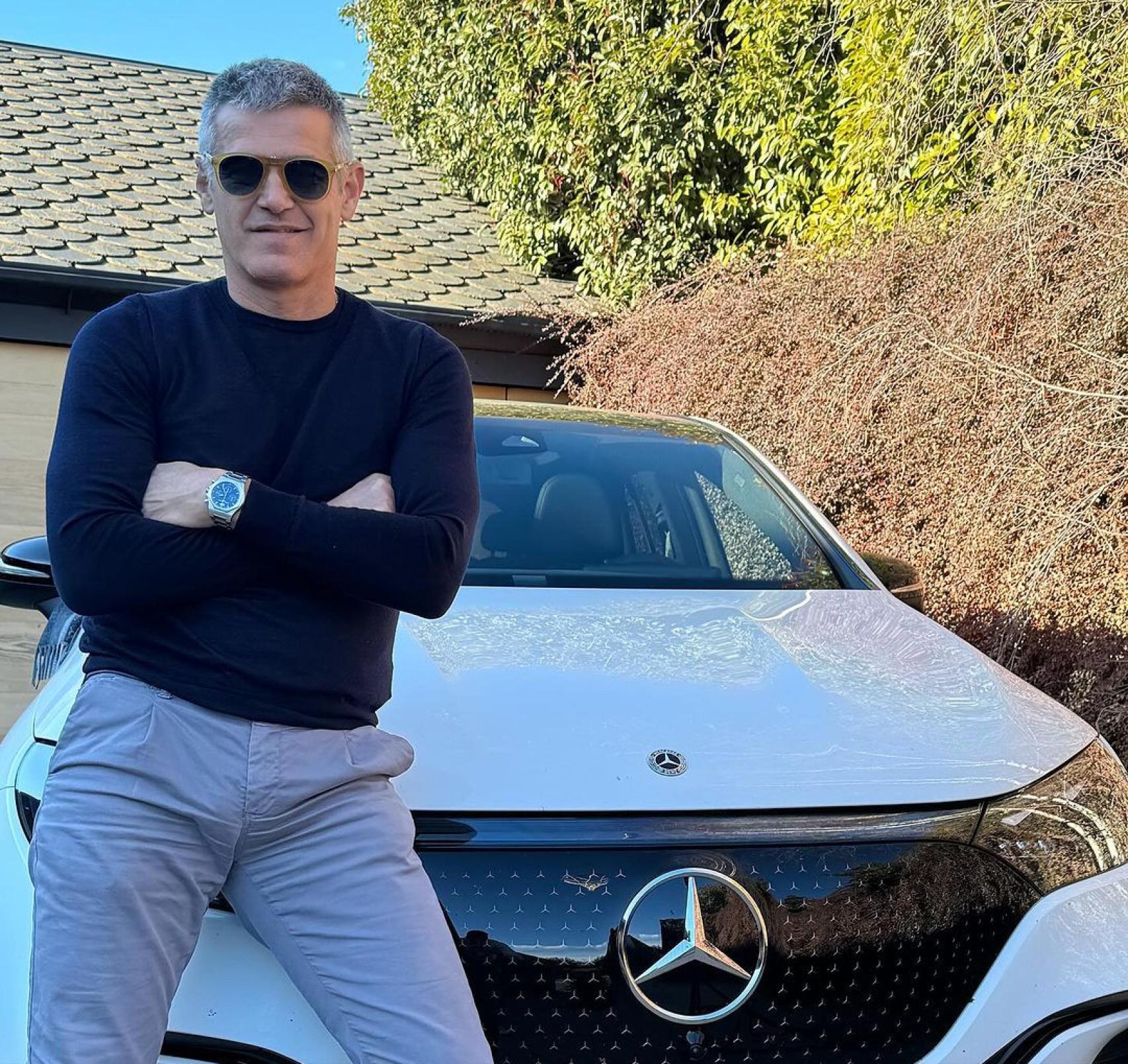 Enric Masip posa con su nuevo Mercedes EQE 350