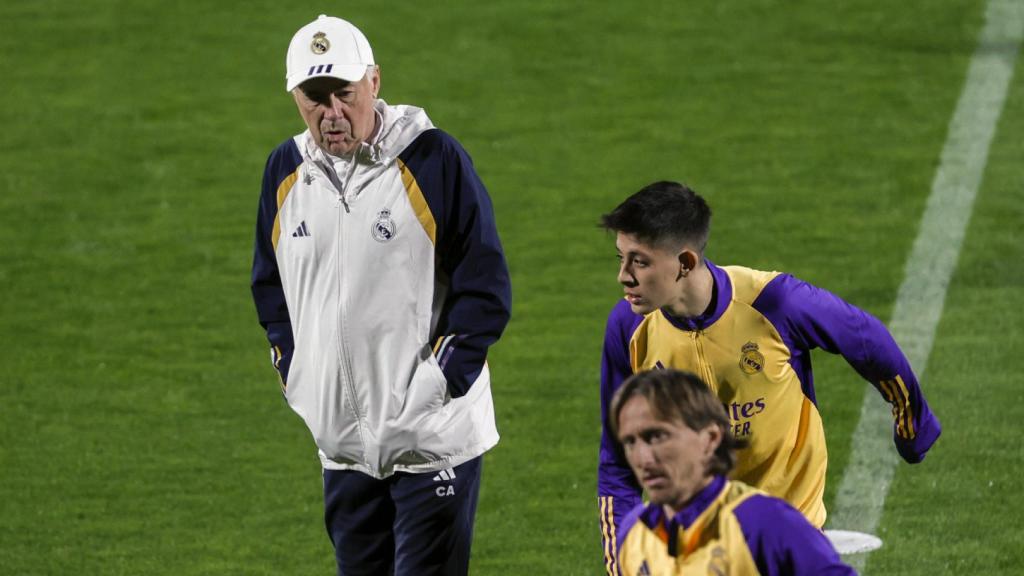 Ancelotti dirigen un entrenamiento del Real Madrid en Riad