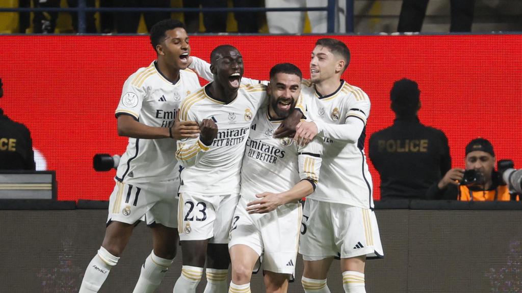 La euforia del Real Madrid tras anotar un gol contra el Atlético en la Supercopa