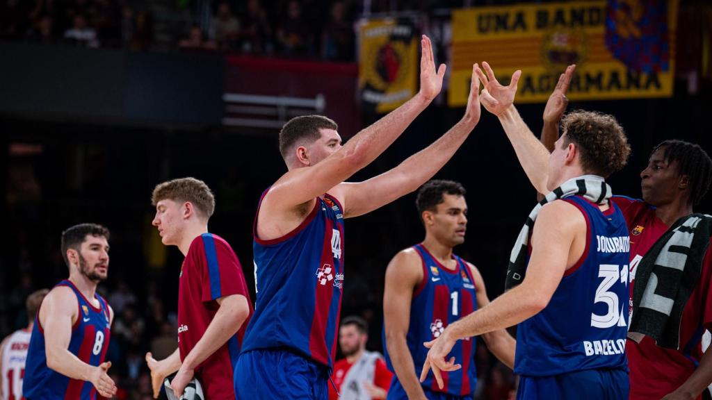 Parra felicita a Jokubaitis en el triunfo del Barça de basket contra el Olympiacos