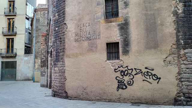 El homenaje anónimo de la guerra civil que se ocultó durante años en el Gòtic