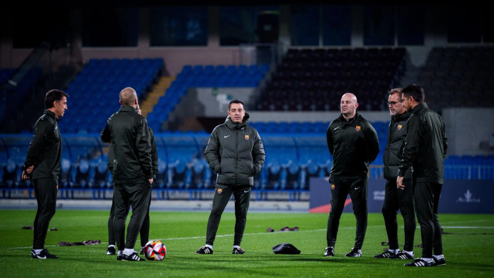 Xavi Hernández y el resto de miembros de su staff, en un entrenamiento del Barça en Riad