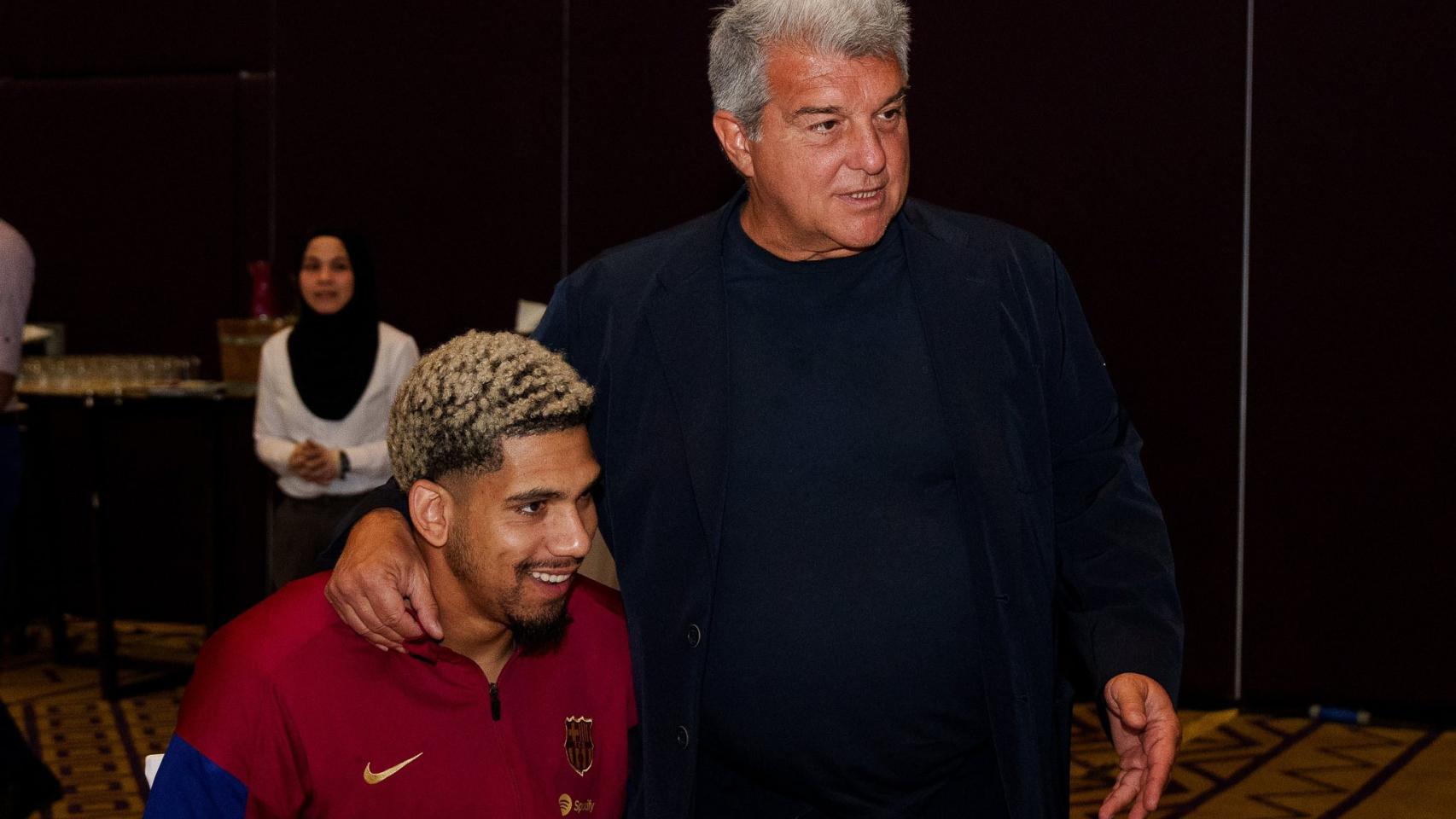 Joan Laporta y Ronald Araujo, abrazados antes de la Supercopa en Ria