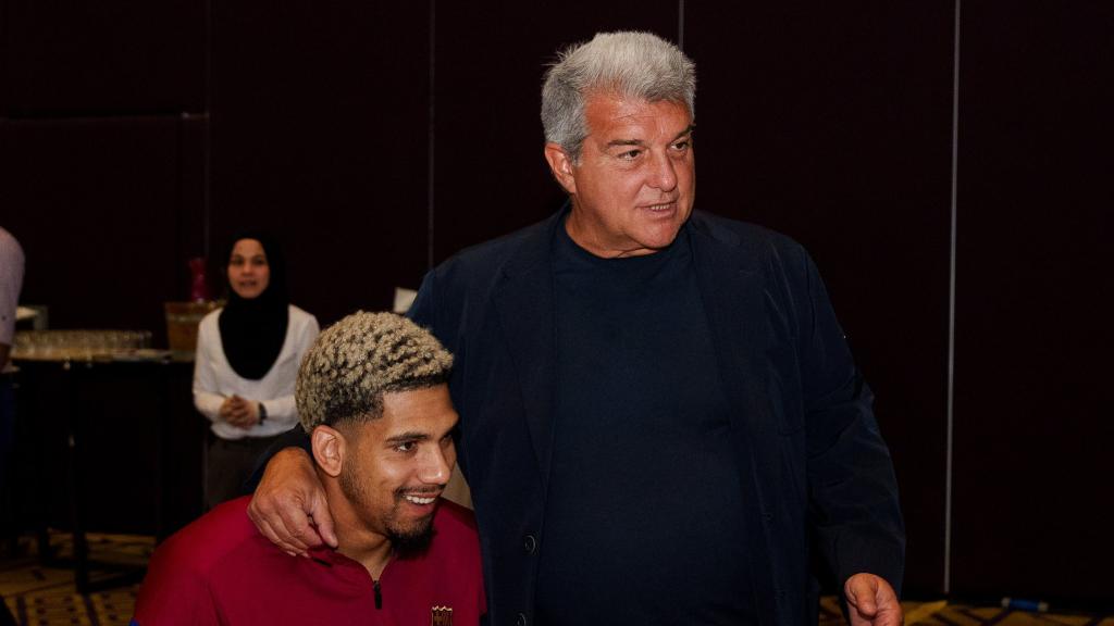 Joan Laporta y Ronald Araujo, abrazados antes de la Supercopa en Ria