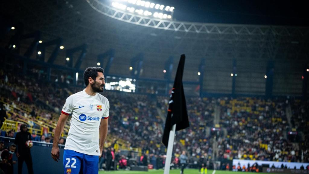 Ilkay Gundogan saca un córner contra el Osasuna en las semifinales de la Supercopa