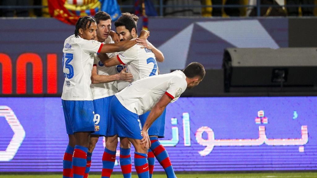 Gundogan y Koundé abrazan a Lewandowski por su gol contra el CA Osasuna