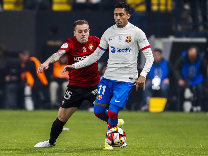 Raphinha aguanta el balón contra el Osasuna en las semifinales de la Supercopa