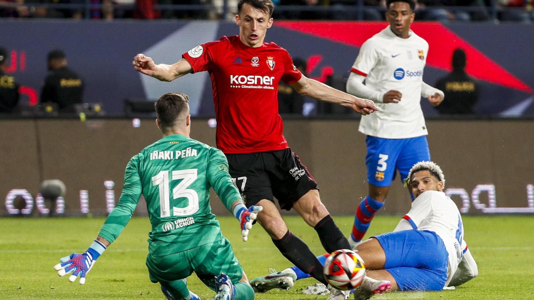 Iñaki Peña le gana un mano a mano a Ante Budimir en la Supercopa