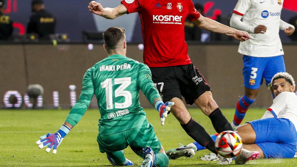 Iñaki Peña le gana un mano a mano a Ante Budimir en la Supercopa