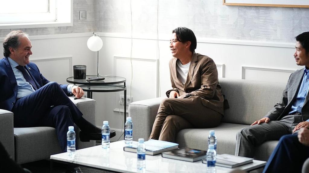 Jokin Aperribay junto a Keisuke Yasuda el día que la empresa japonesa viajó a Donostia.