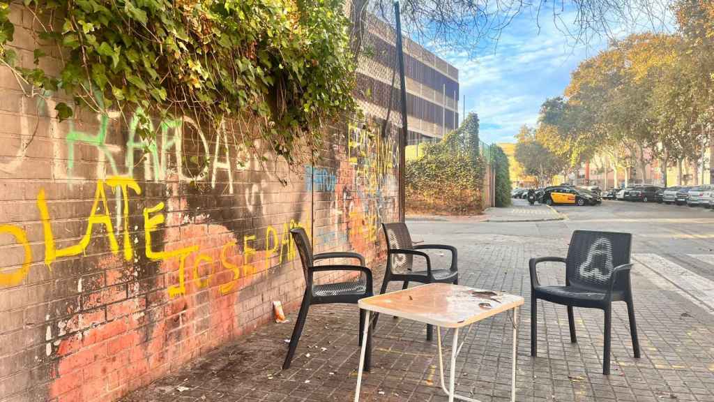 Restos de botellón en Alfons XII, en Badalona