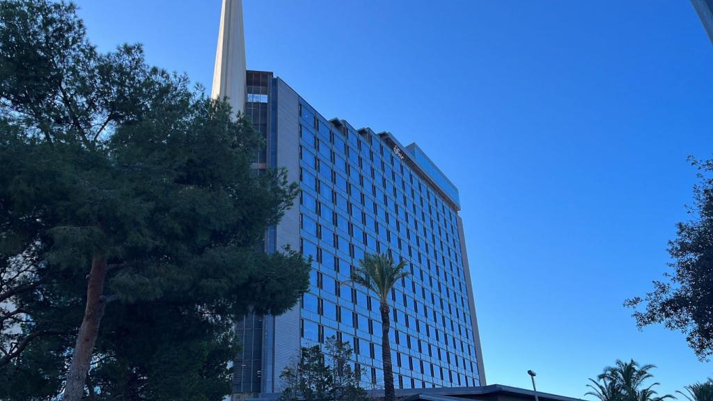 Los trabajos de desmontaje del rótulo de Fairmont Juan Carlos I