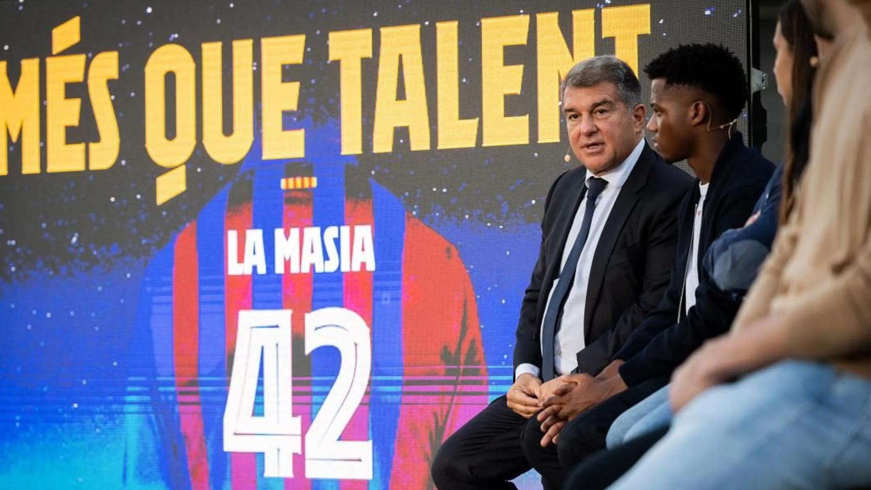 Laporta, junto a Ansu Fati, en un acto de la Masía