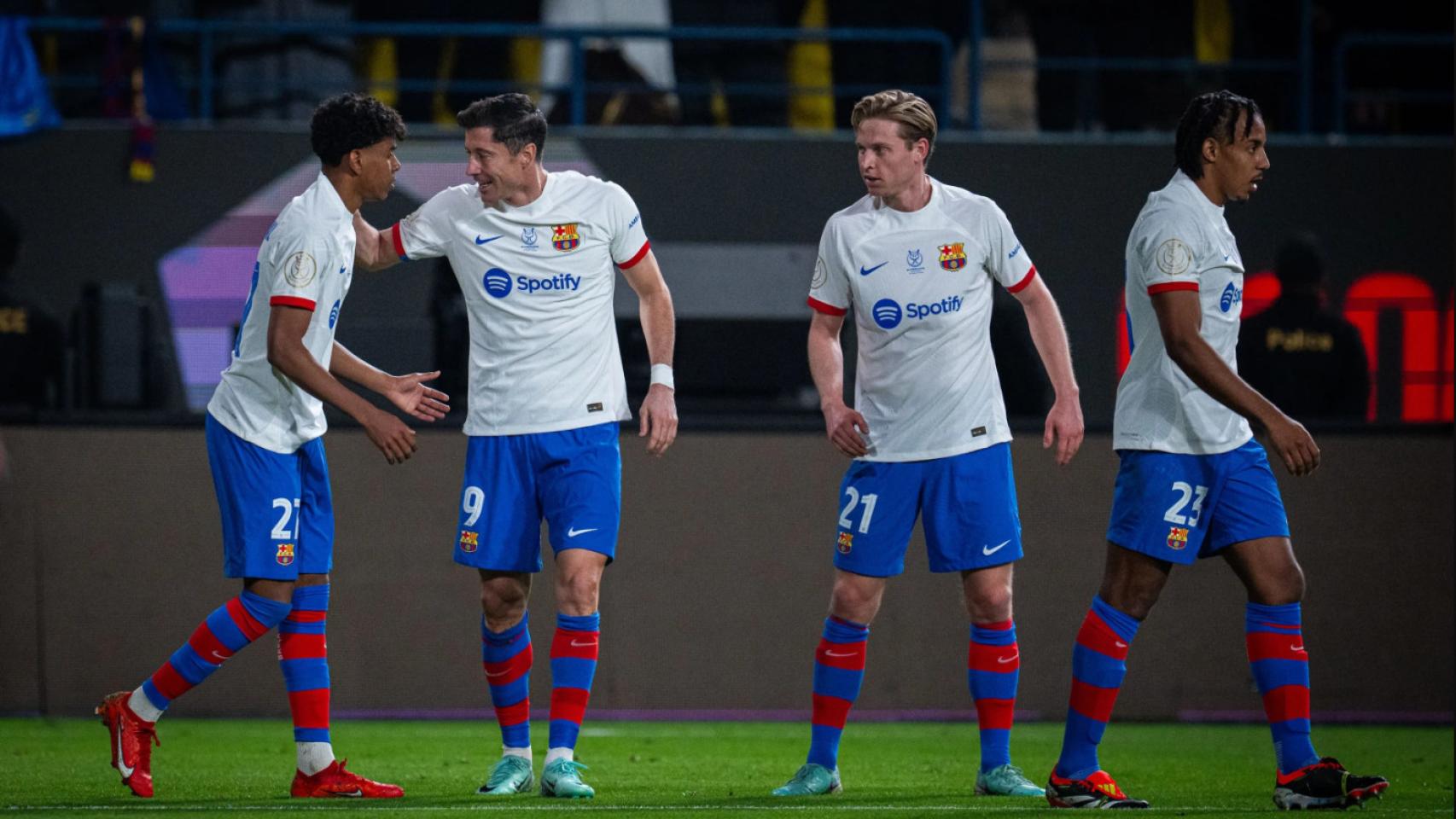 Robert Lewandowski celebra su gol ante el Osasuna con Lamine Yamal