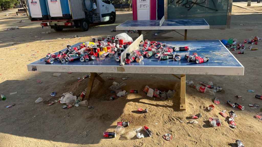 Suciedad tras una noche de botellón en la plaza de Joanic