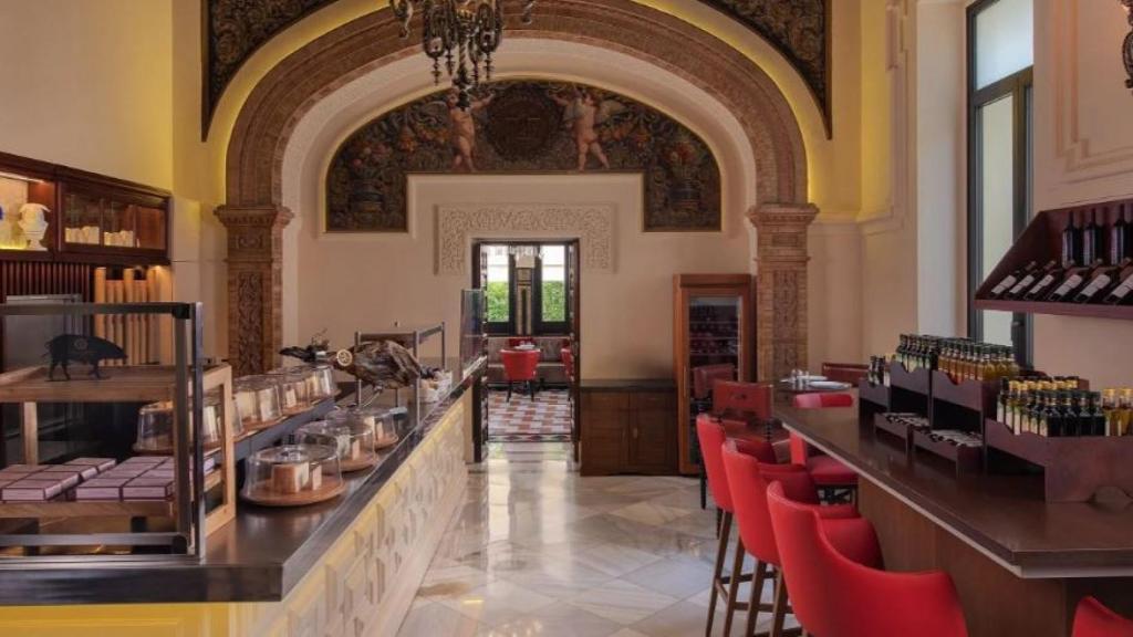 Ena Sevilla interior