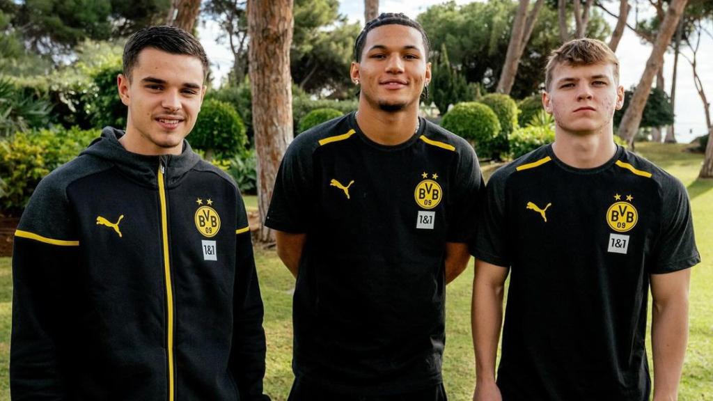 Paris Brunner (centro) y Cole Campbell (derecha) en Marbella con el Borussia Dortmund