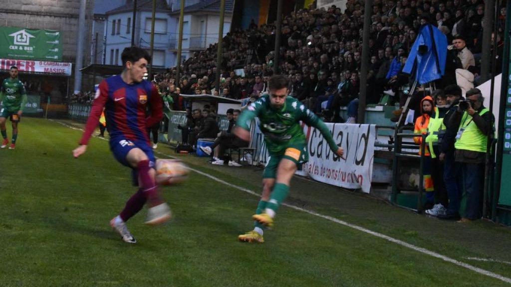 Joan Anaya rechaza un centro en el Arenteiro-Barça B de Primera RFEF