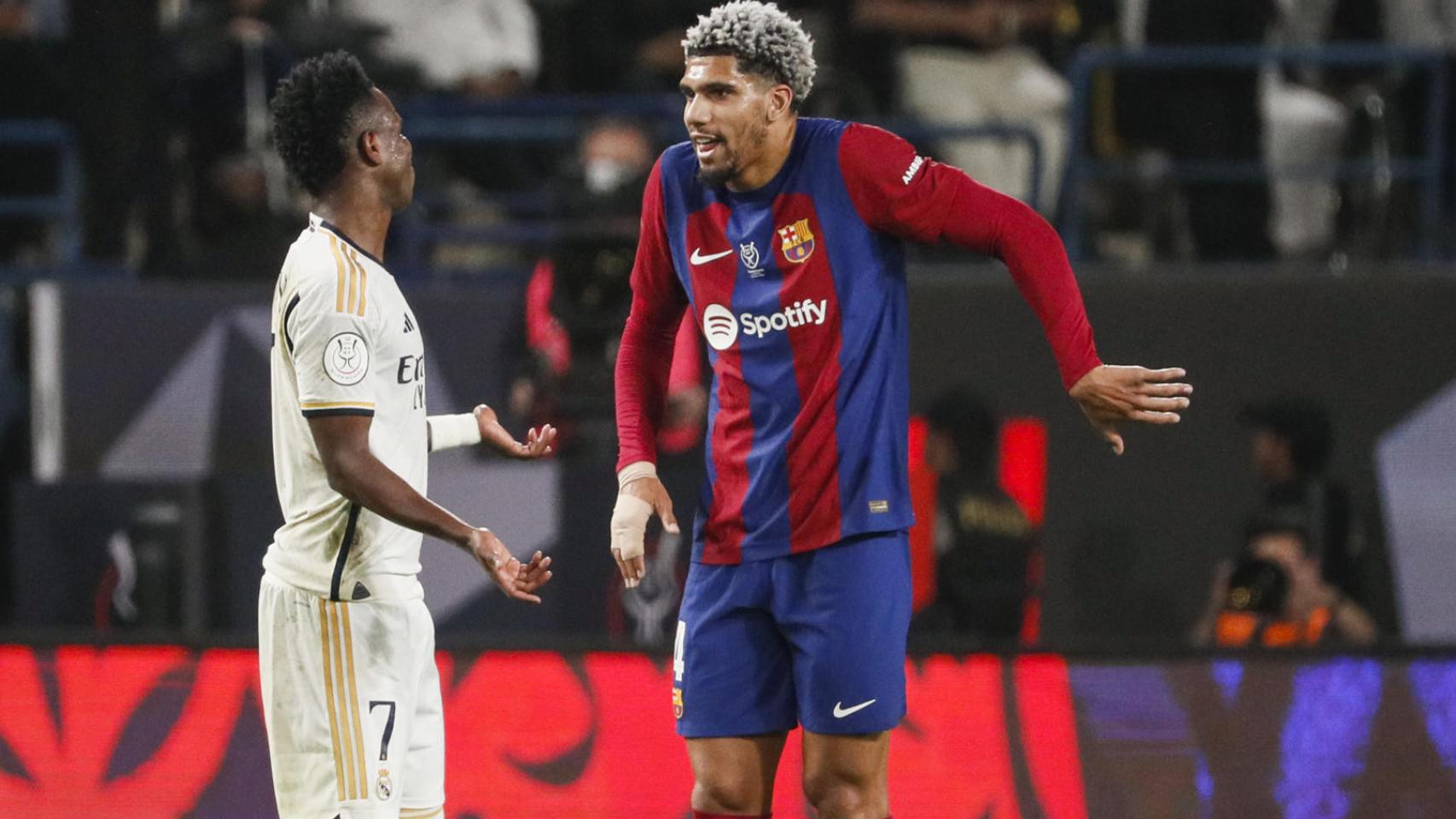 Araujo y Vinicius, en un lance de la final